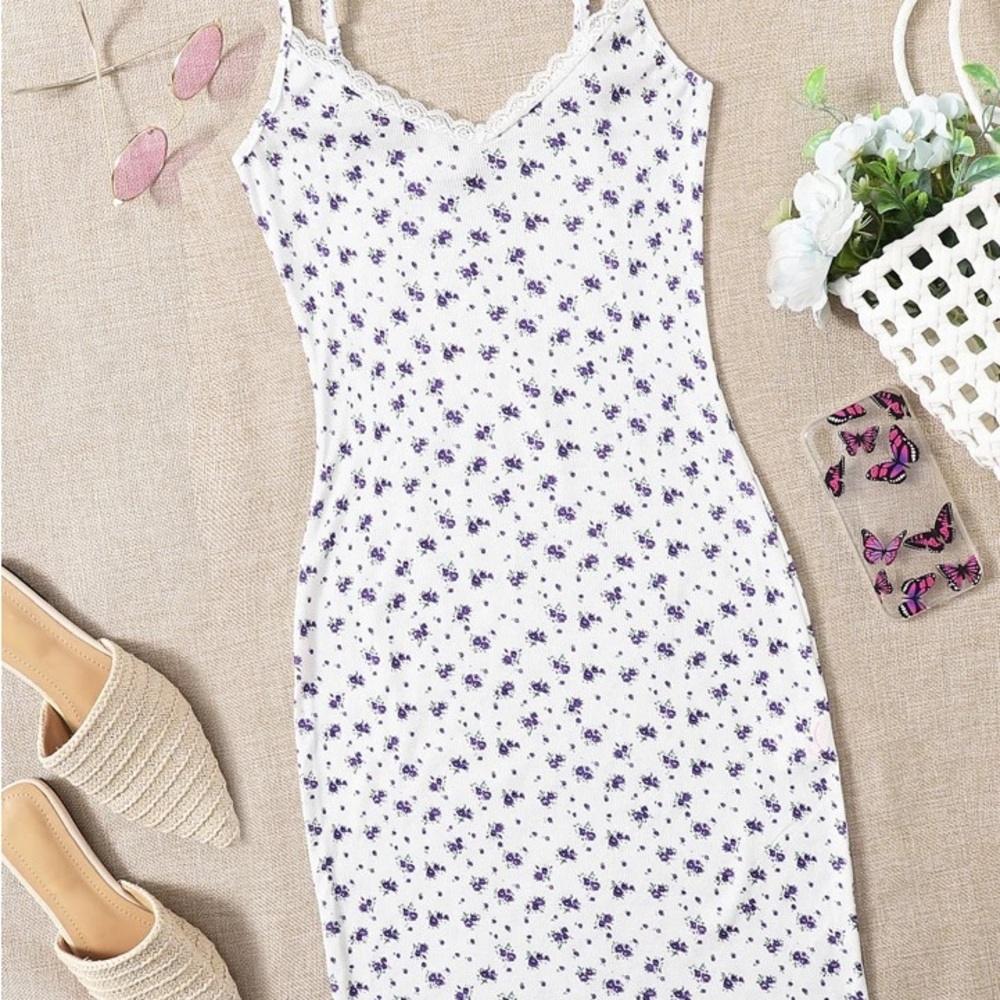 Qutie Lace Trim Ditsy Floral Dress